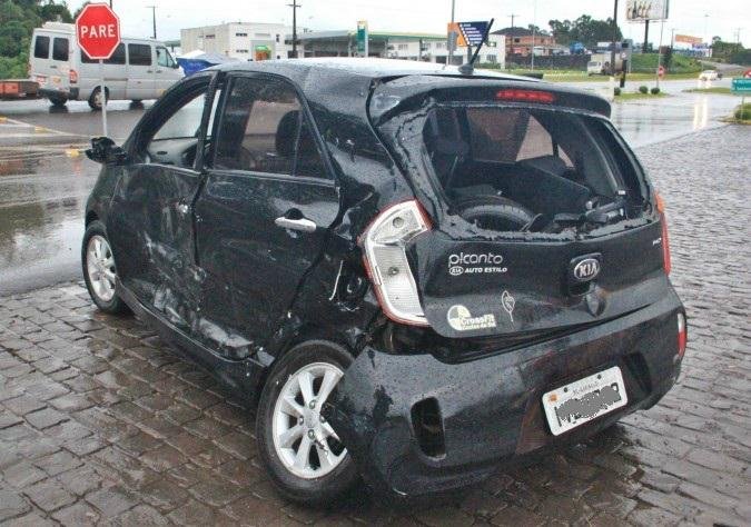 Kia Picanto foi abalroado por uma carreta Scania quando atravessa a pista no km 224 da BR 470