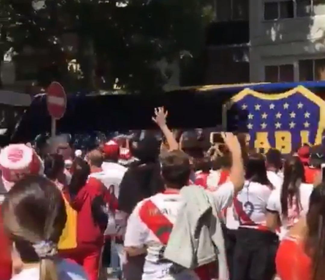 Torcedores do River Plate atacam &ocirc;nibus do Boca Juniors com pedras 