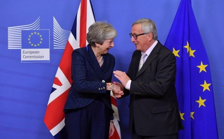 Theresa May cumprimenta Jean-Claude Juncker, Presidente da Comiss&atilde;o Europeia