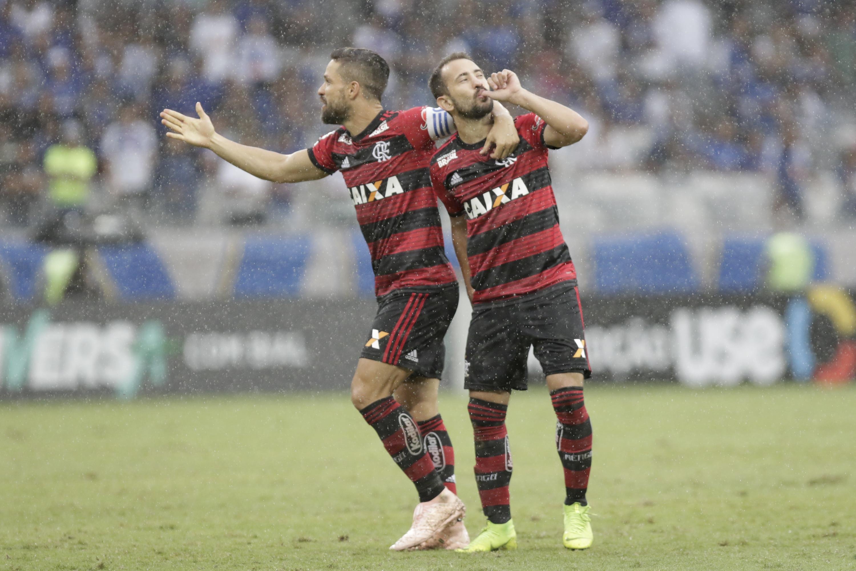 &Eacute;verton Ribeiro decide e Flamengo bate Cruzeiro