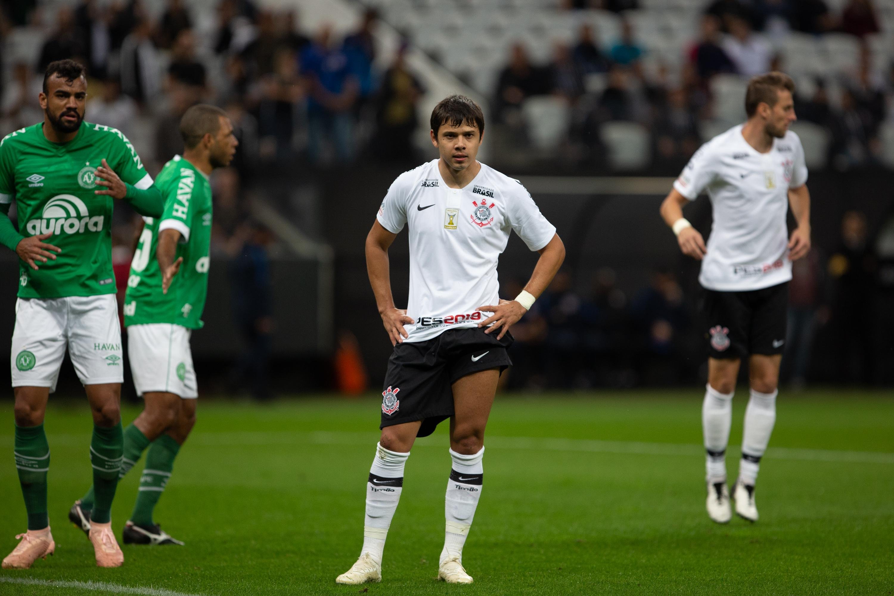 Corinthians e Chapecoense empatam sem gols e definem queda do Vit&oacute;ria