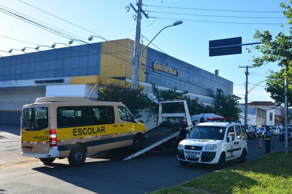 Colis&atilde;o entre van escolar e carro deixa estudante ferido em Porto Alegre 