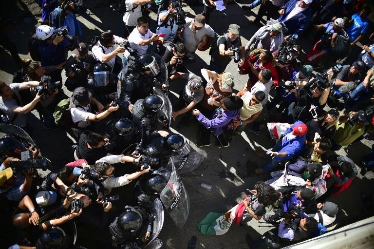 Quase 500 migrantes centro-americanos tentaram atravessar no domingo a fronteira