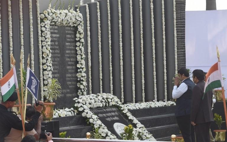 Familiares das v&iacute;timas depositaram flores diante de placa de homenagem