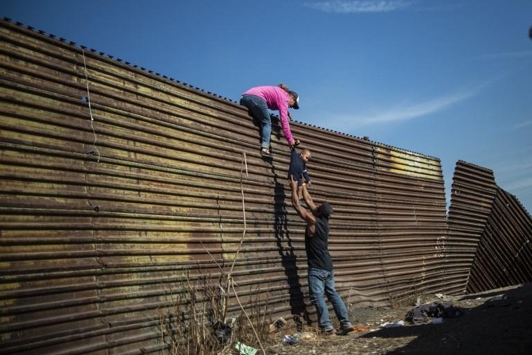 Trump amea&ccedil;a fechar permanentemente fronteira com o M&eacute;xico, se necess&aacute;rio