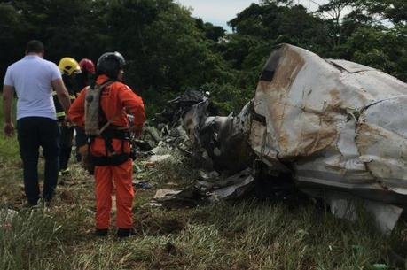 Queda de avi&atilde;o de pequeno porte deixa quatro mortos em Minas Gerais