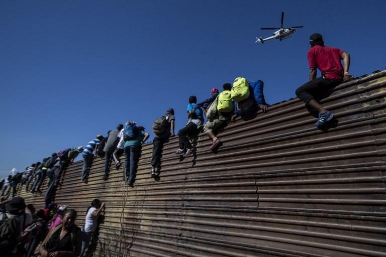 Cerca de 500 pessoas foram repelidas pelos agentes americanos