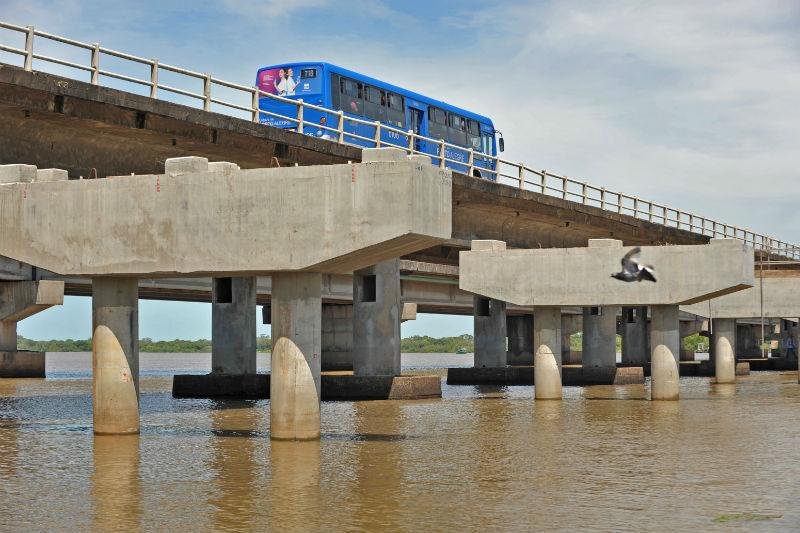 Mais baixa, nova ponte do Guaiba prejudica travessia de barcos 