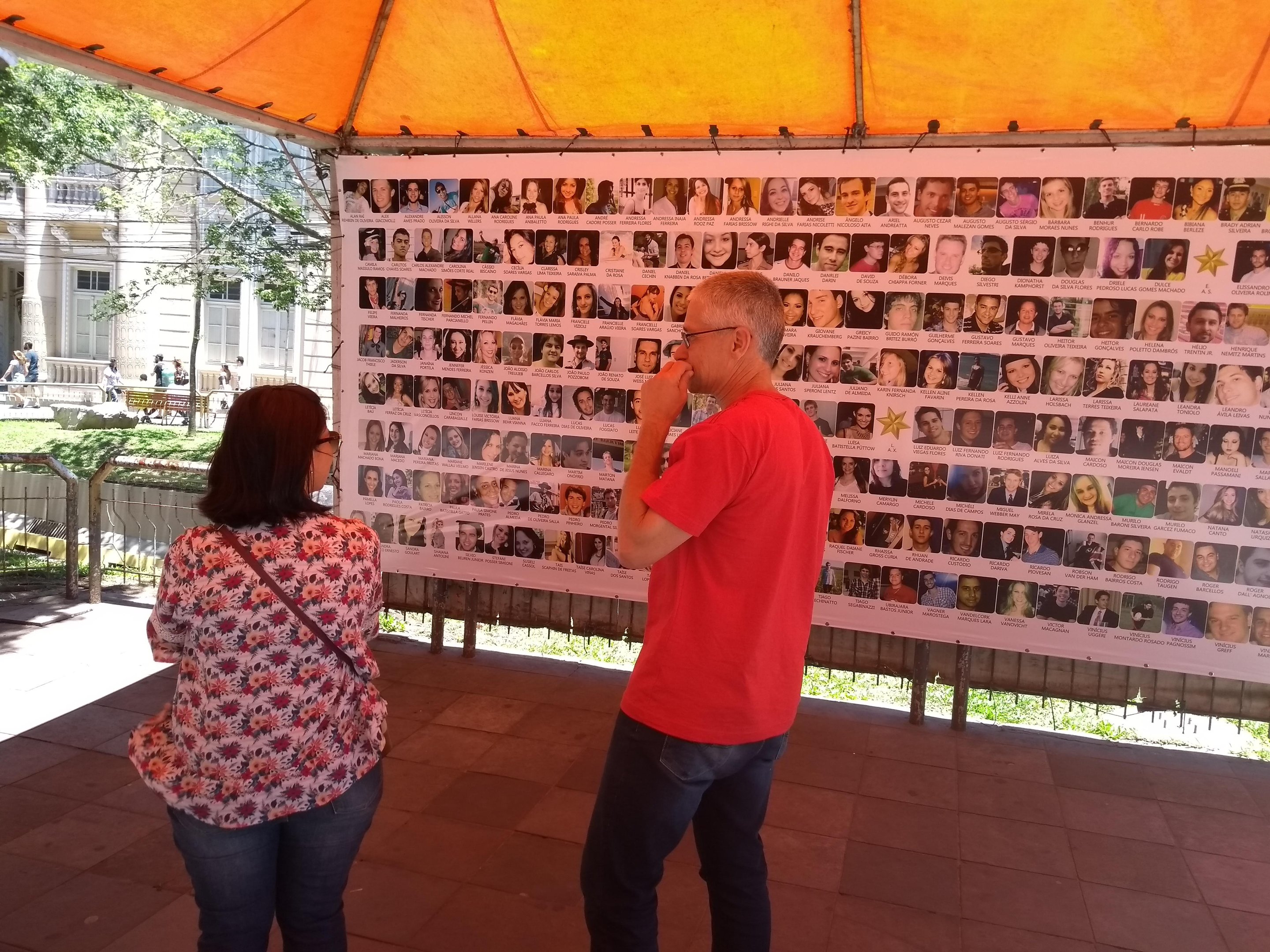 Atividades s&atilde;o realizadas na tenda dos familiares de v&iacute;timas, no centro da cidade de Santa Maria