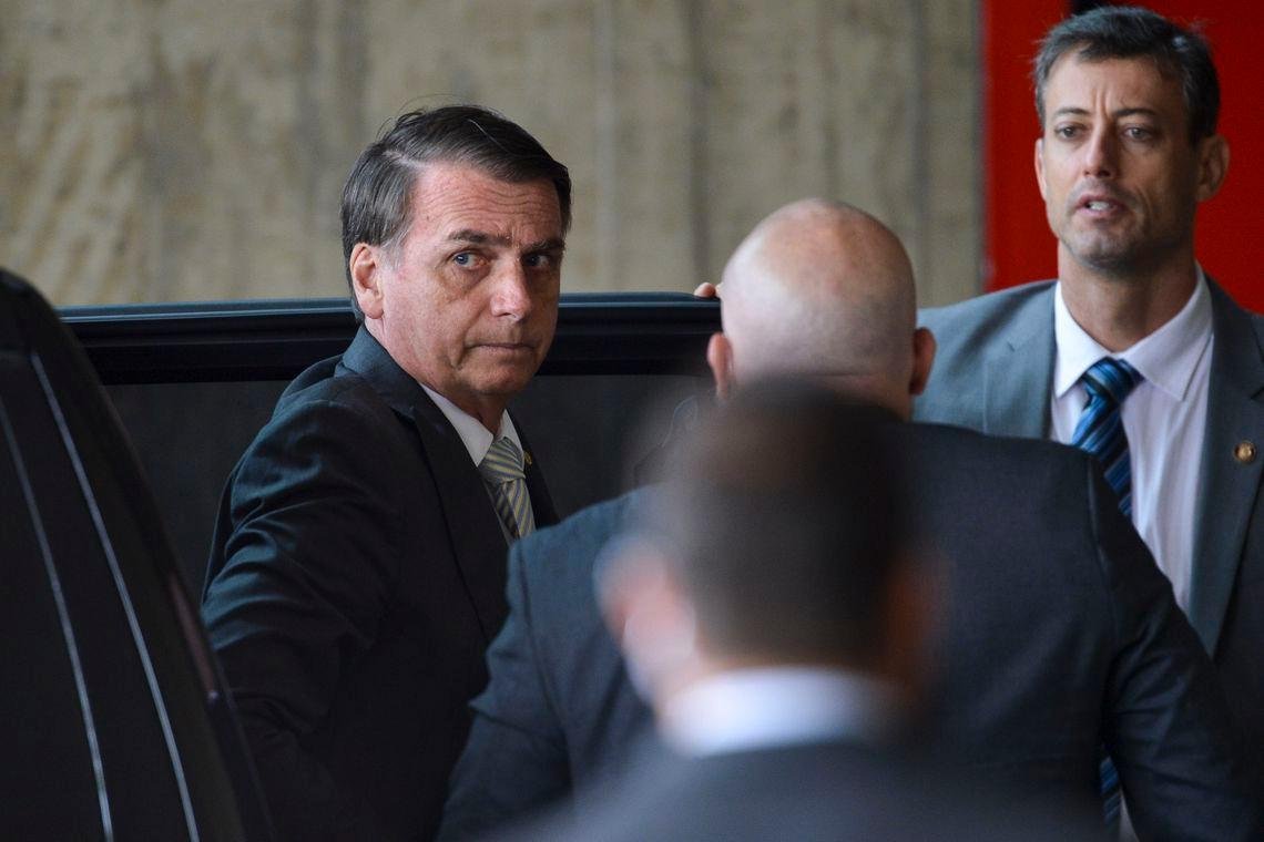 Bolsonaro concorre com 54 personalidades 