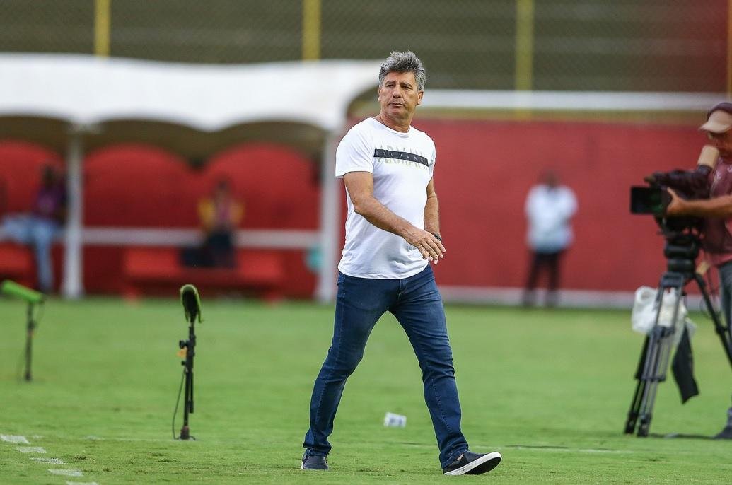 Gr&ecirc;mio pode ter trabalho redobrado com poss&iacute;vel sa&iacute;da de Renato 