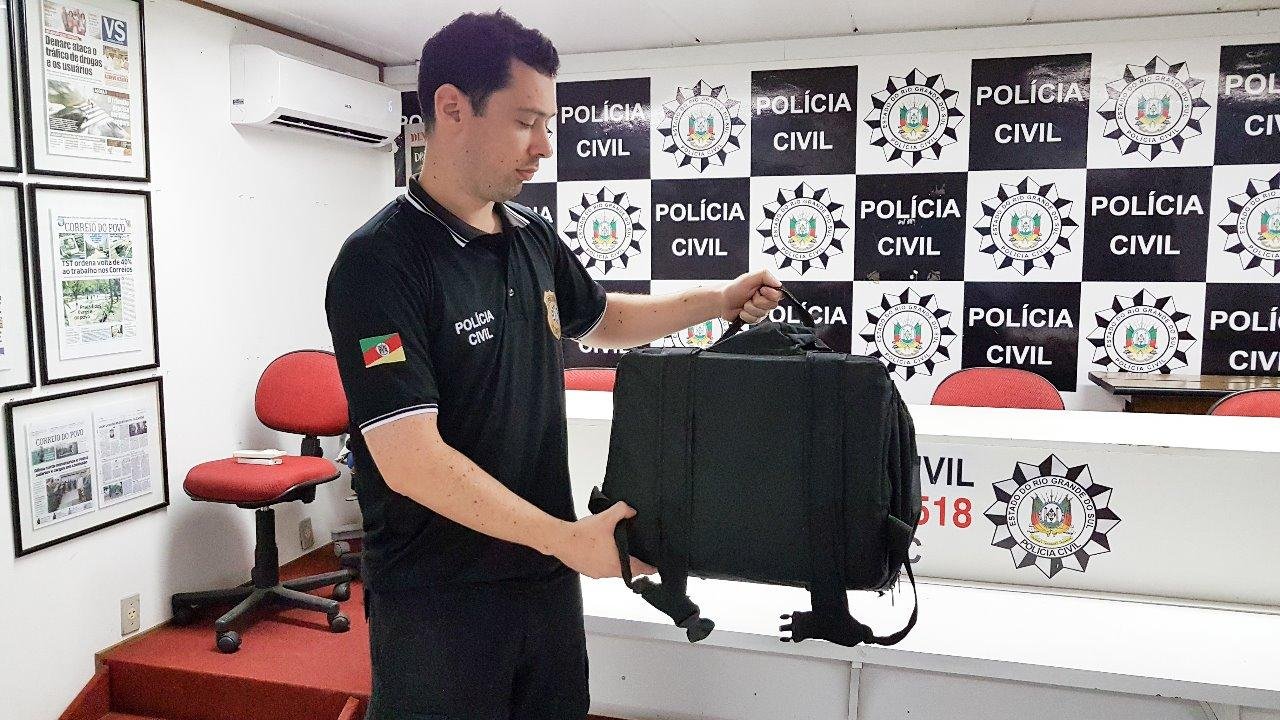 Delegado Guilherme Calderipe com o ba&uacute; do aplicativo de entrega de comida
