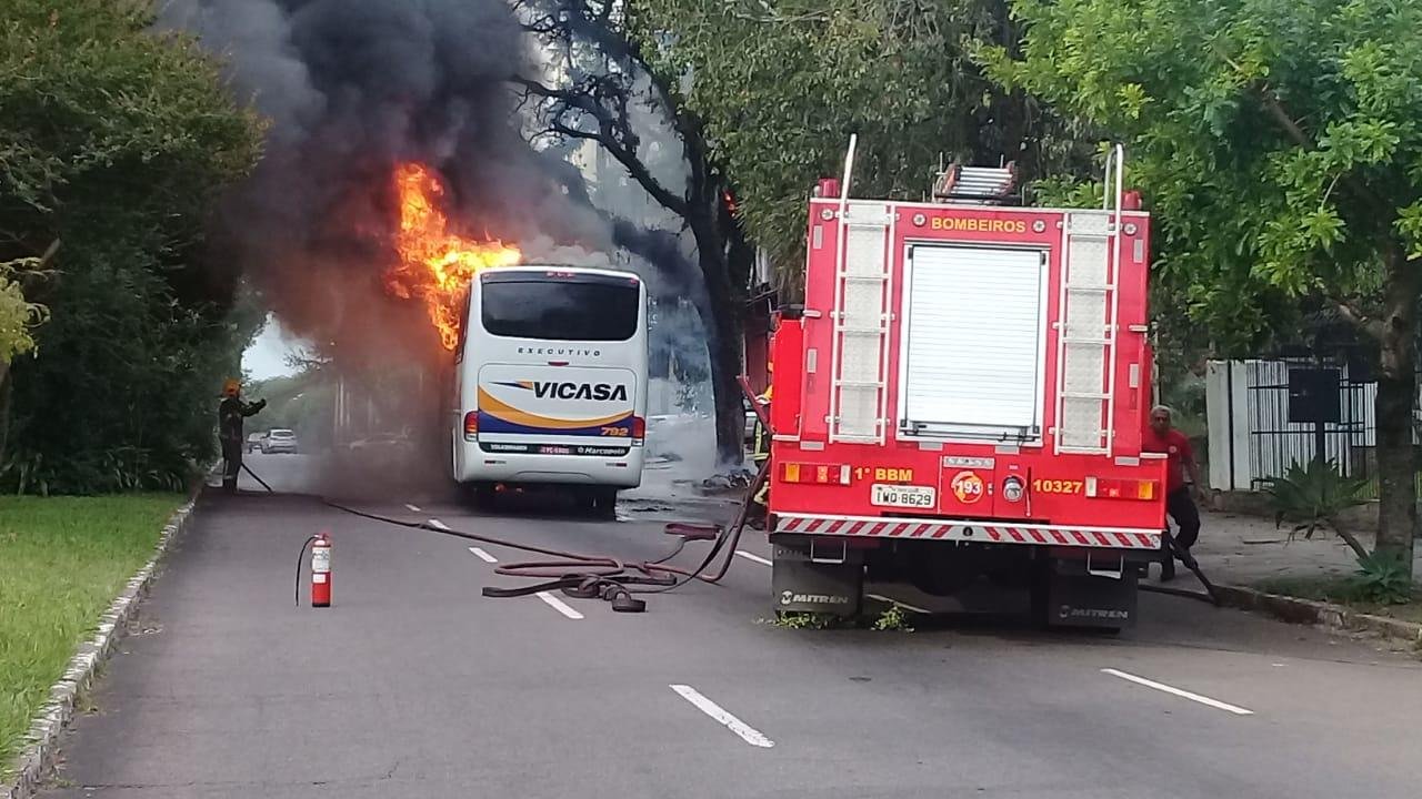 &Ocirc;nibus pega fogo e bloqueia tr&acirc;nsito na zona Leste de Porto Alegre 