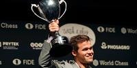 Magnus Carlsen superou Fabiano Caruana no desempate decisivo e levou prêmio de 550 mil euros