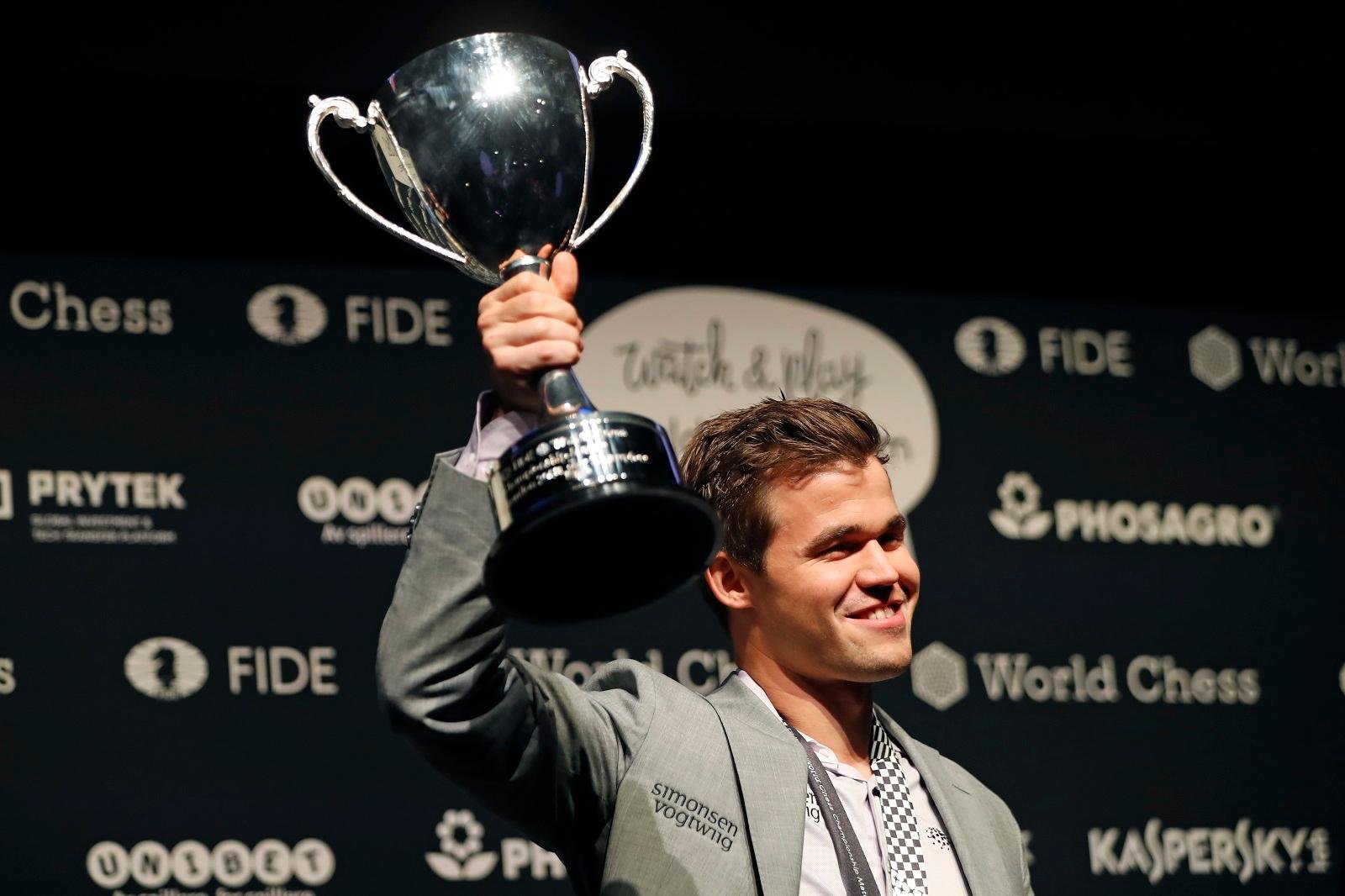 Magnus Carlsen superou Fabiano Caruana no desempate decisivo e levou pr&ecirc;mio de 550 mil euros