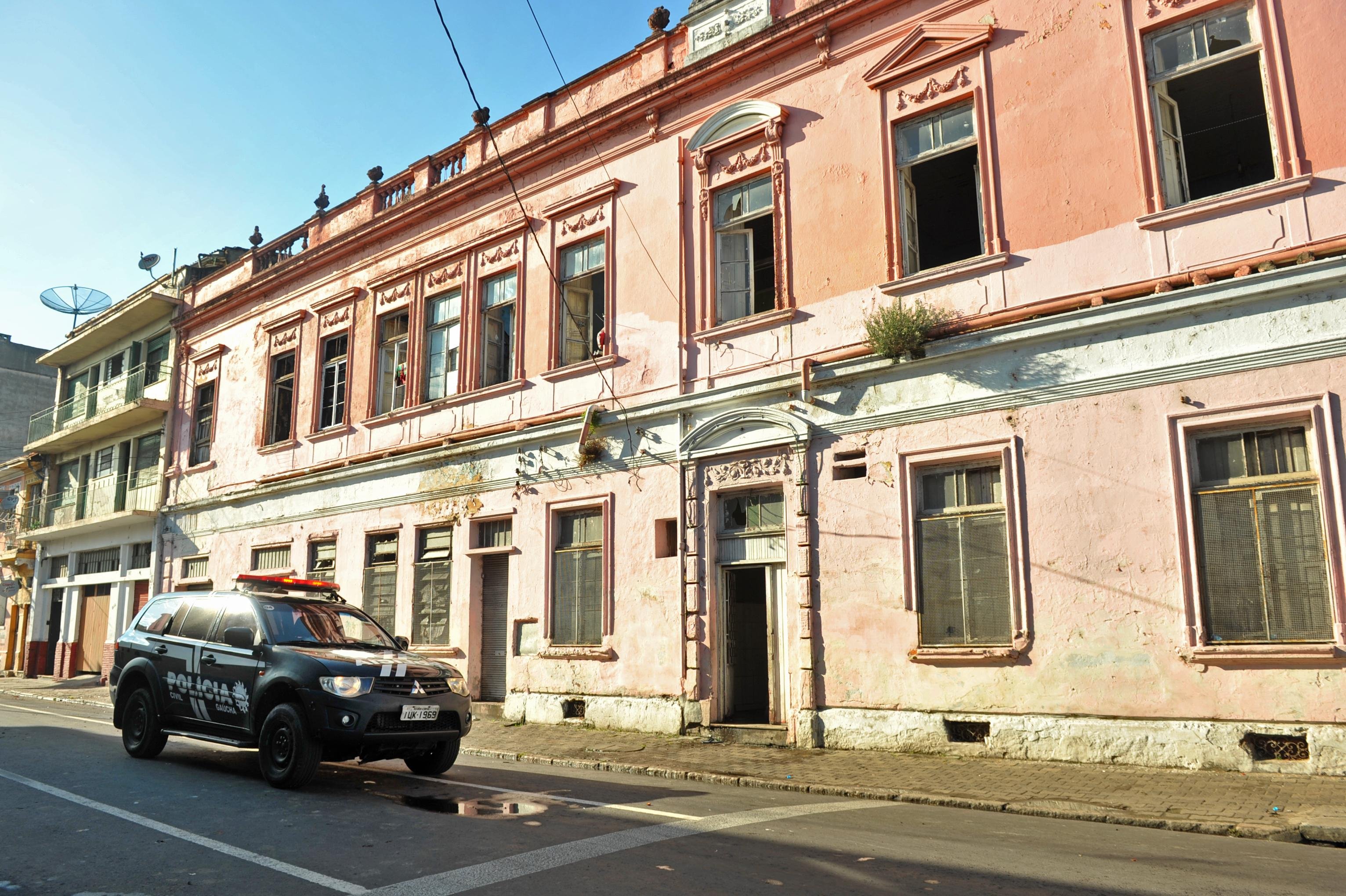 Inc&ecirc;ndio atingiu pr&eacute;dio no Centro de Porto Alegre