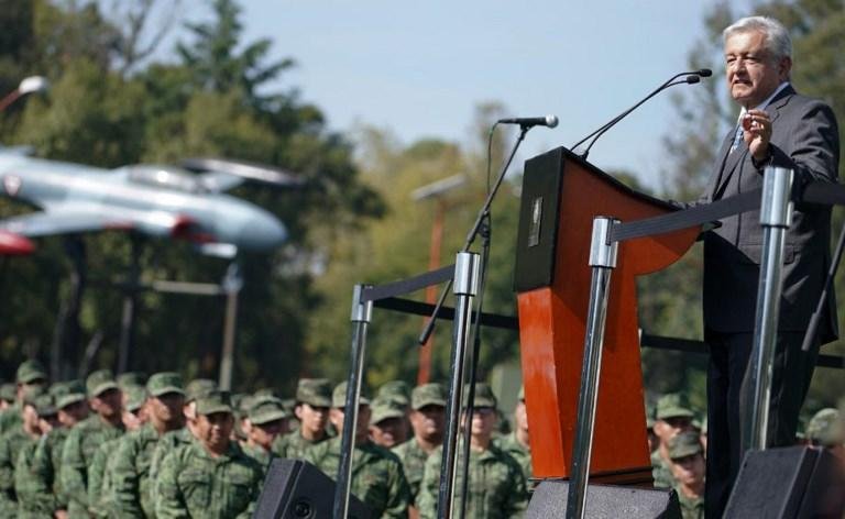 Obrador cancelou a constru&ccedil;&atilde;o de um novo aeroporto na Cidade do M&eacute;xico - uma obra que custaria 13 bilh&otilde;es de d&oacute;lares e que ele chamou de "fara&ocirc;nica"