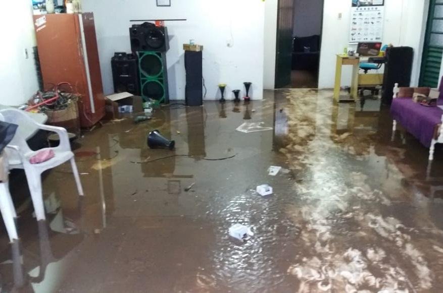 Casas foram afetadas pelo transbordamento de arroio e c&oacute;rrego
