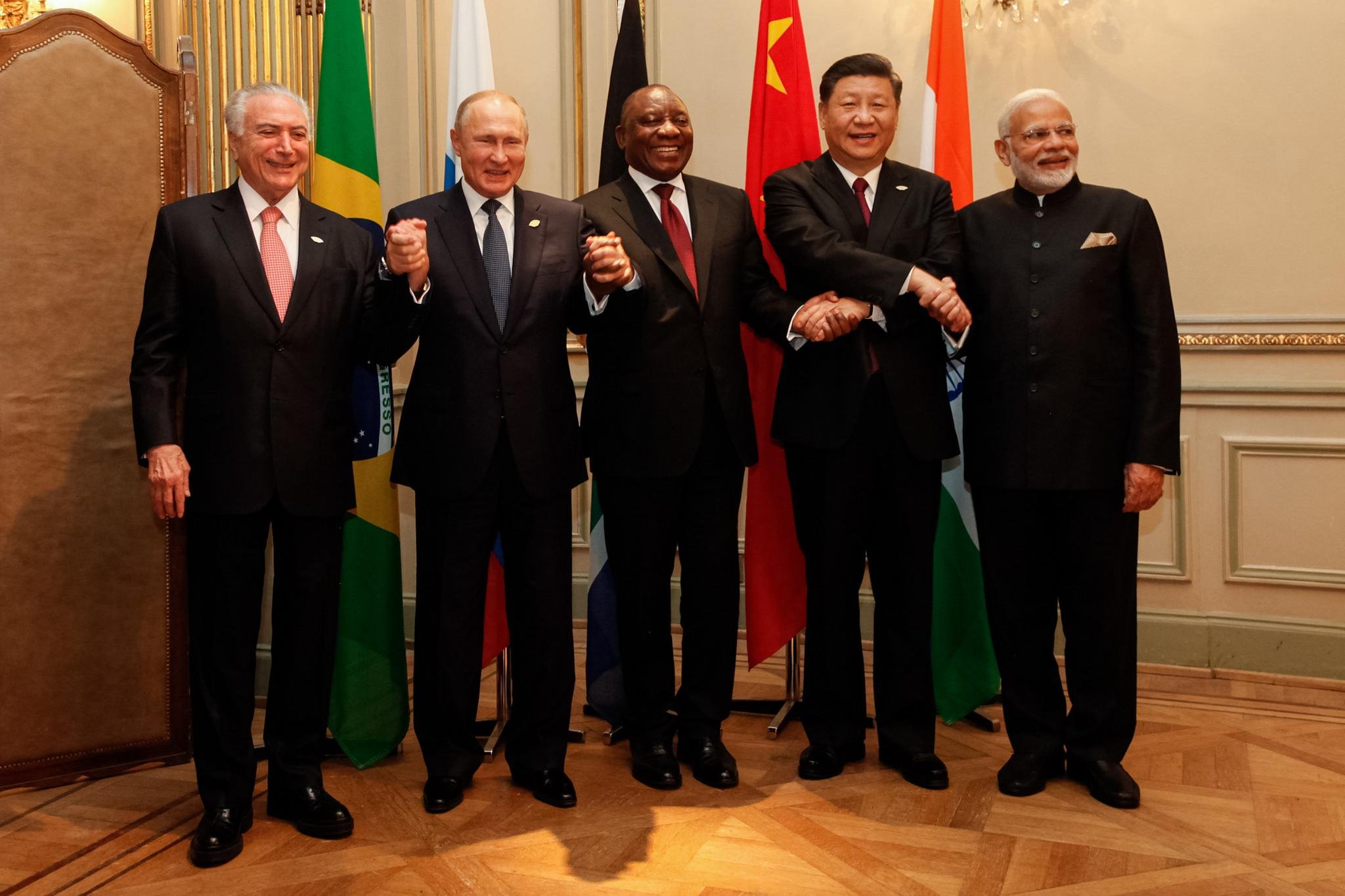 Michel Temer, Putin, Cyril Ramaphosa, Xi Jinping e Narendra Modi em reuni&atilde;o do BRICS