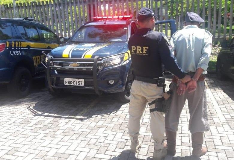 Testemunha viu homem alisar as m&atilde;os de jovem de 15 anos e avisou o motorista