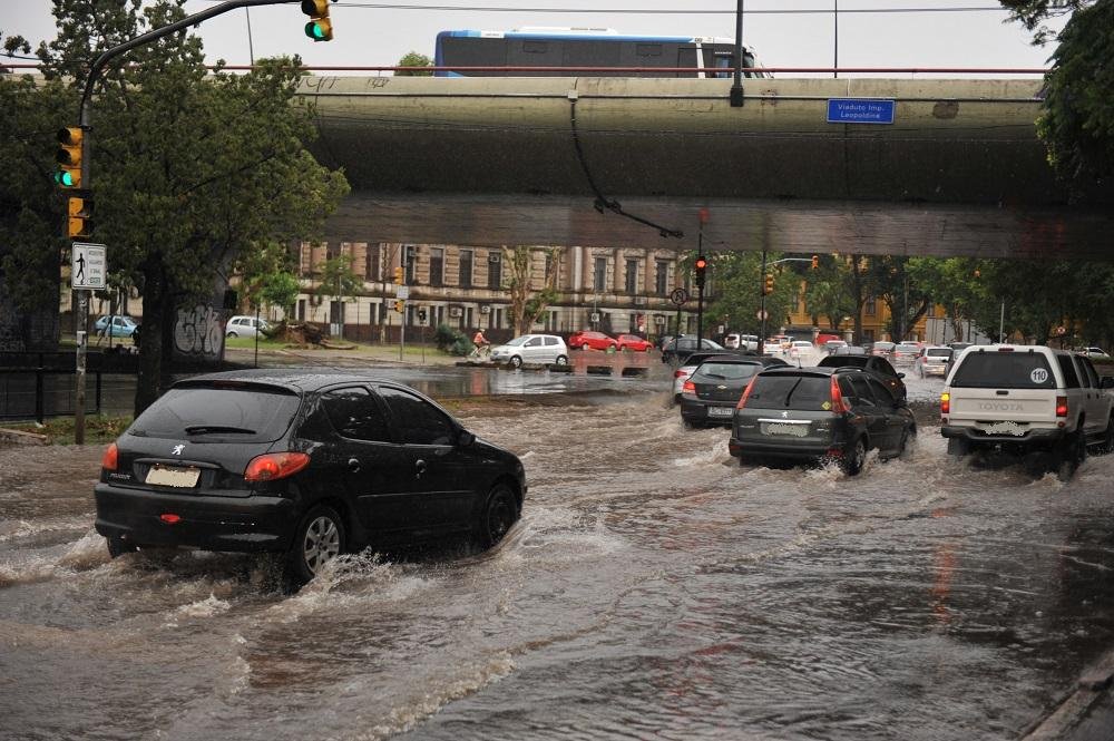 Diversas ruas da Capital apresentam ac&uacute;mulo de &aacute;gua