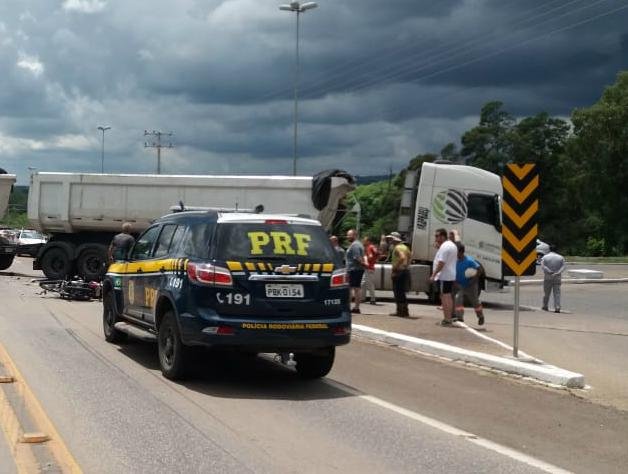 Dois motociclistas morrem ao atingir caminh&atilde;o em Buti&aacute;