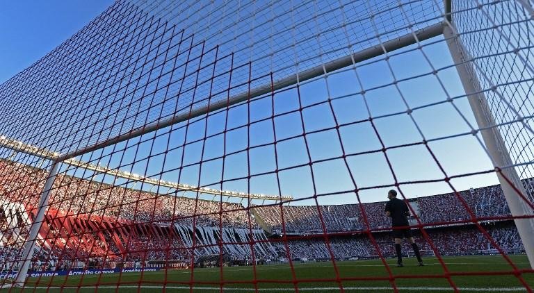 Jogo que aconteceria no est&aacute;dio Monumental foi adiado ap&oacute;s ataque de torcedores do River no &ocirc;nibus do time do Boca