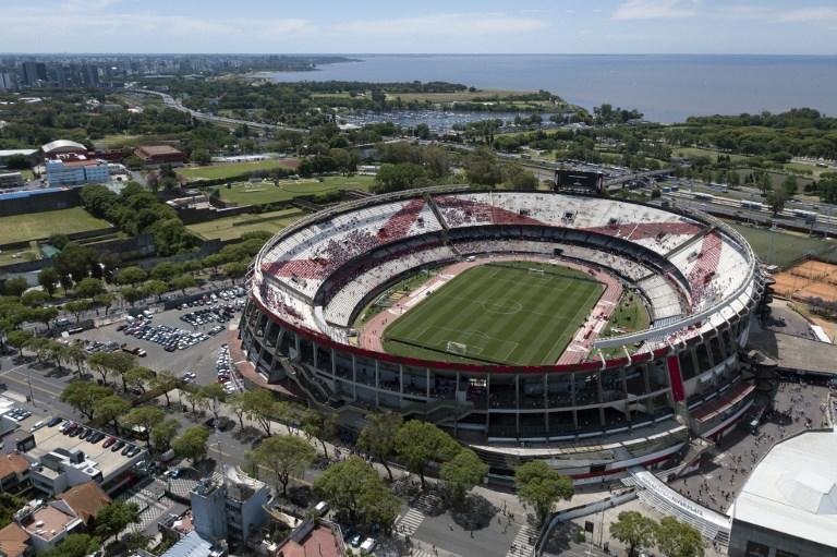 Torcedores do River protestam por final na Espanha 