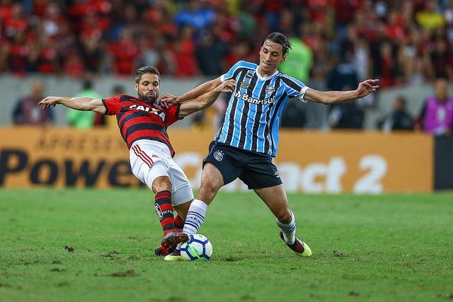 Geromel e Diego estar&atilde;o em campo na noite desta quarta 