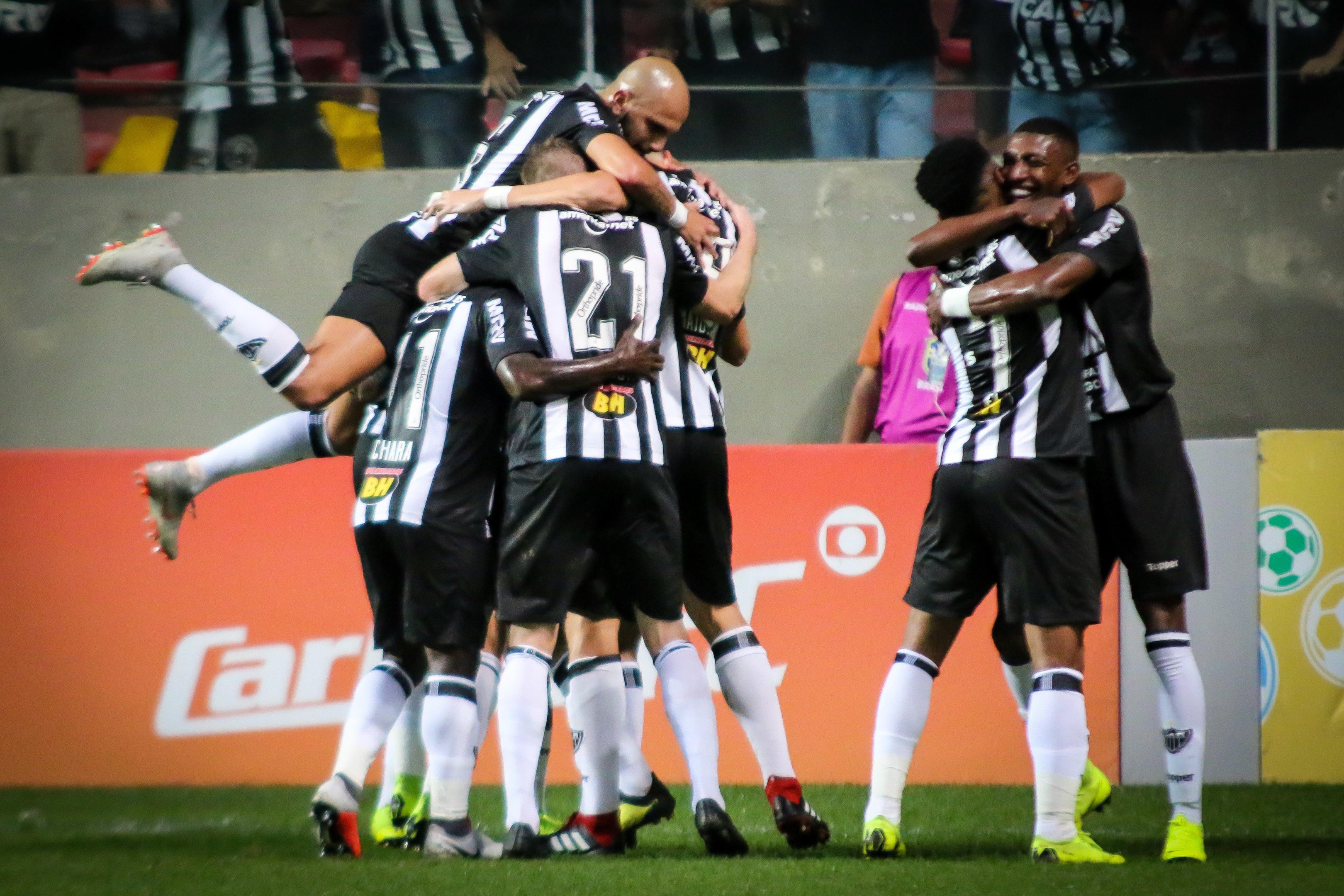 Com sofrimento, Atl&eacute;tico-MG derrota o Botafogo e se classifica &agrave; Libertadores