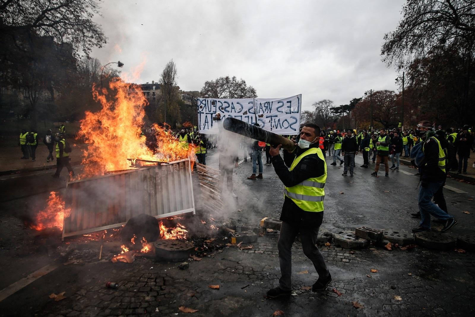 Paris teve 133 pessoas feridas em meio &agrave;s manifesta&ccedil;&otilde;es contra medidas do governo
