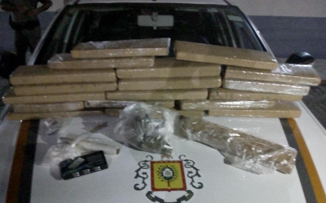 Homem &eacute; preso com 18 quilos de maconha em Viam&atilde;o 