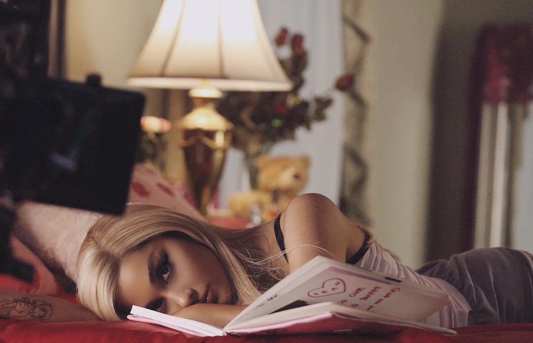 Tatuagem aparece no novo clipe de Ariana, "Thank u, next"