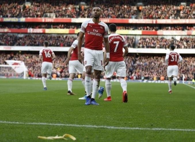 Torcedor que atirou casca de banana para Aubameyang foi banido pelo Tottenham