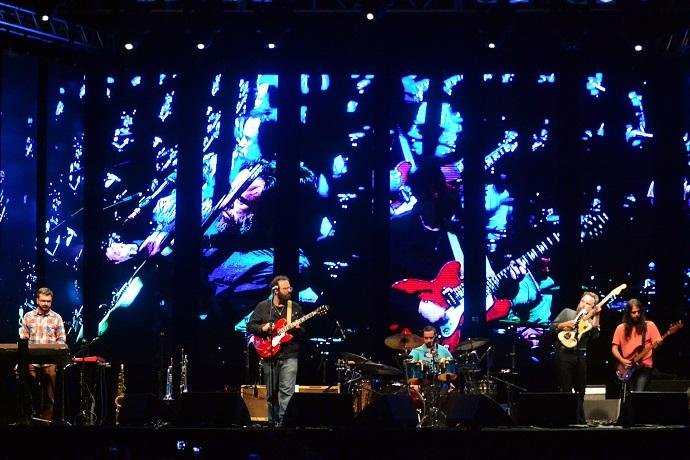 Registro do show do Los Hermanos em Porto Alegre em 2015