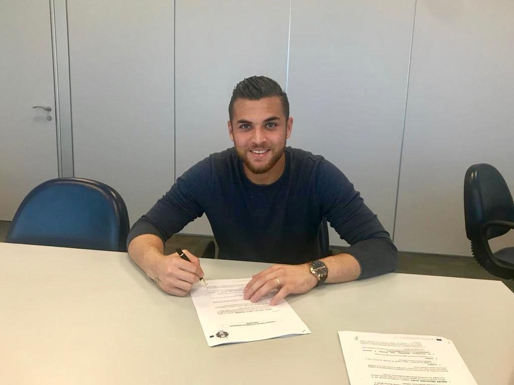 Phelipe Megiolaro renovou contrato com o Gr&ecirc;mio