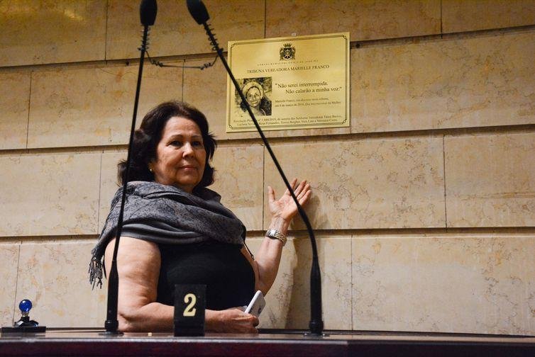 Placa em homenagem &agrave; vereadora assassinada tem a frase "n&atilde;o calar&atilde;o minha voz"