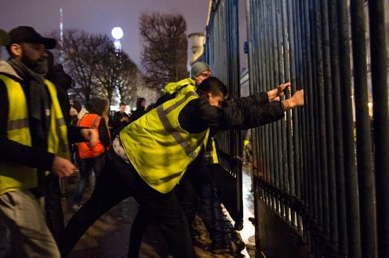 Manifestantes se mobilizam contra pol&iacute;tica do governo franc&ecirc;s
