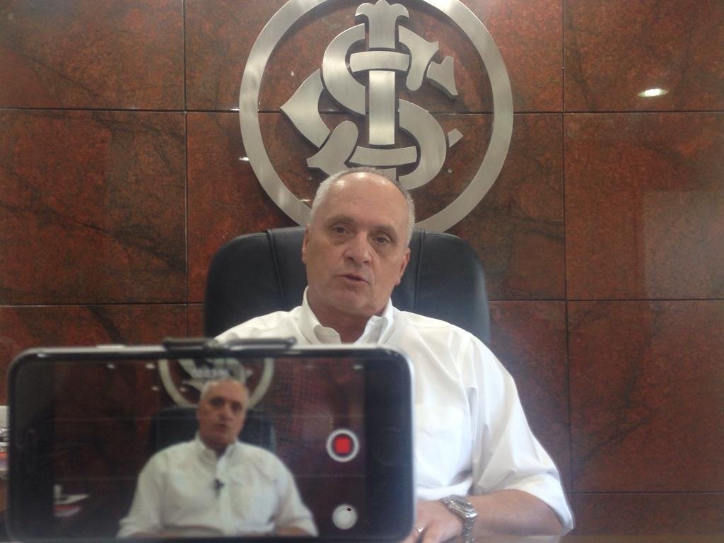 Candidato da situa&ccedil;&atilde;o concedeu entrevista em sua sala, no Beira-Rio