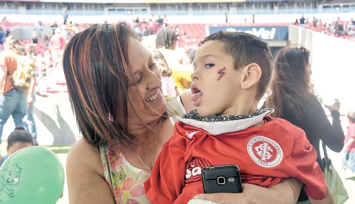 Acompanhado da av&oacute;, o pequeno Jo&atilde;o Pedro, integrante do projeto Inter Habilita, se divertiu durante a tarde