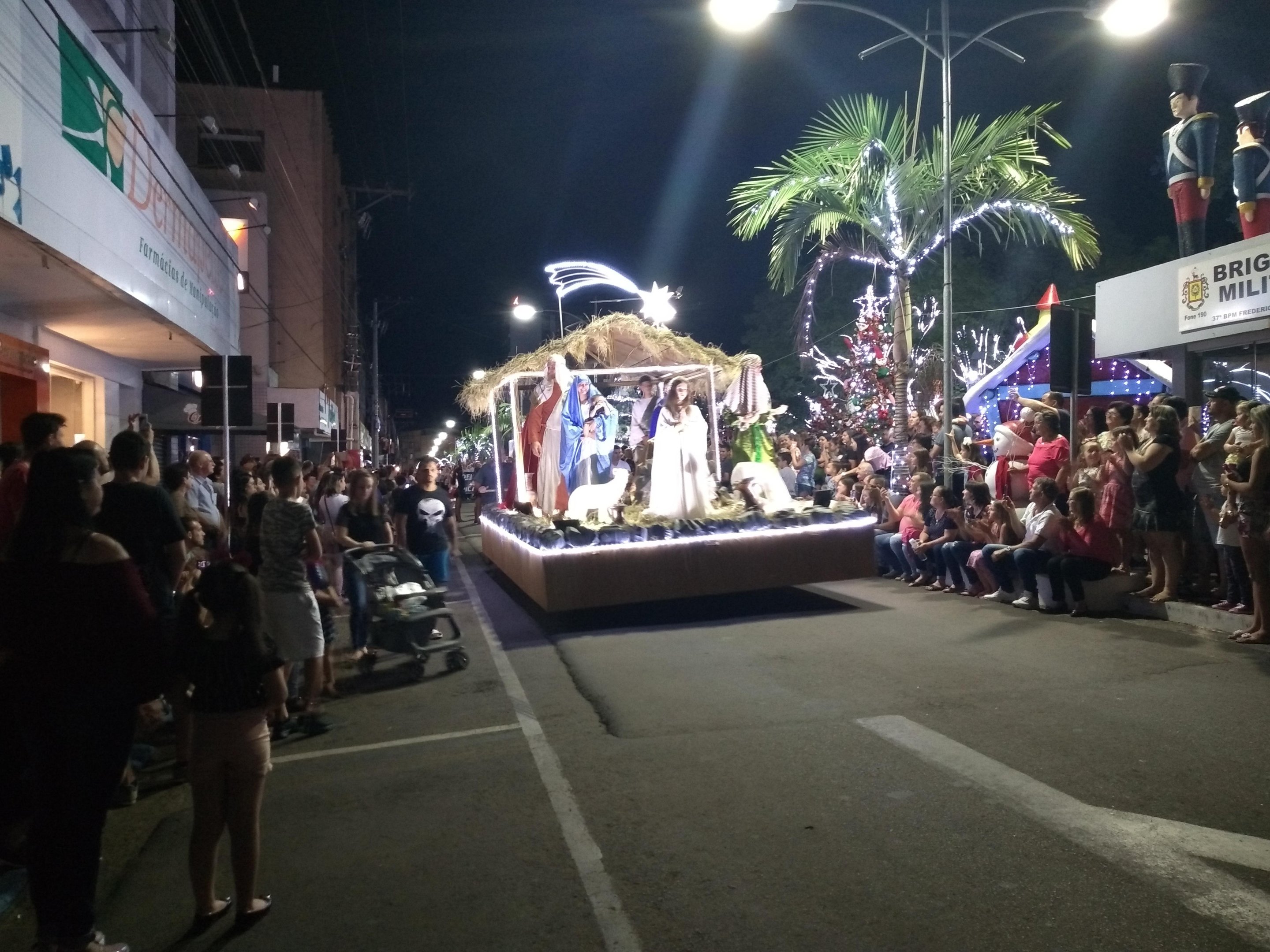 O desfile aconteceu na noite deste domingo
