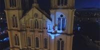 O Papai Noel desceu a fachada da catedral de rapel
