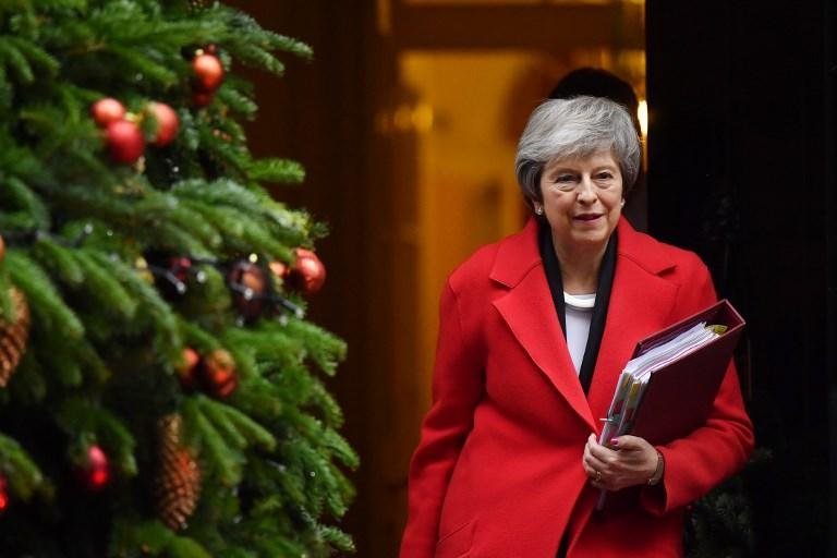 Meios de comunica&ccedil;&atilde;o brit&acirc;nicos anunciaram que May decidiu adiar a sess&atilde;o parlamentar