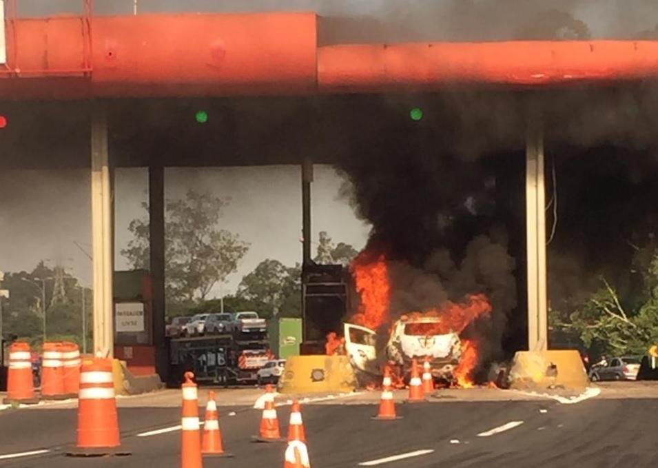 Acidente envolveu dois carros no ped&aacute;gio da freeway