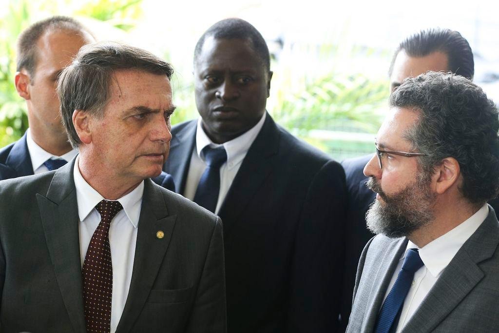 Ernesto Ara&uacute;jo fez an&uacute;ncio via Twitter