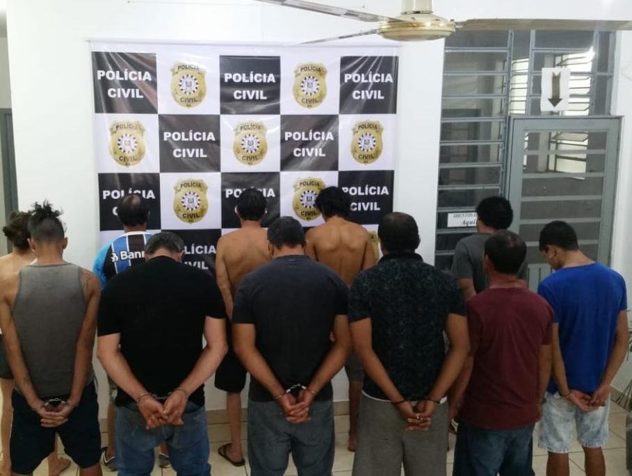 Pol&iacute;cia tamb&eacute;m apreendeu drogas, armas, balan&ccedil;as de precis&atilde;o, celulares e dep&oacute;sitos banc&aacute;rios
