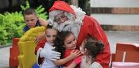 Papai Noel distribui abraços e presentes no Hospital da Criança Santo Antônio