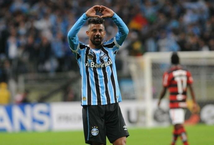 L&eacute;o Moura ainda n&atilde;o respondeu proposta de renova&ccedil;&atilde;o do Gr&ecirc;mio