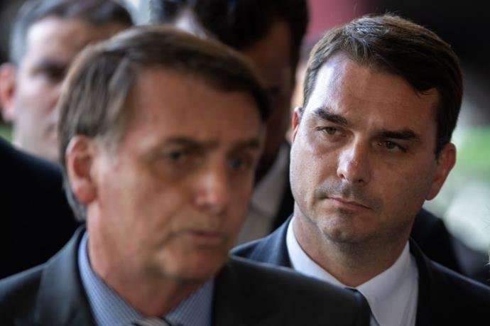 Senador eleito est&aacute; envolvido em den&uacute;ncias de movimenta&ccedil;&atilde;o financeira at&iacute;pica feita por ex-assessor