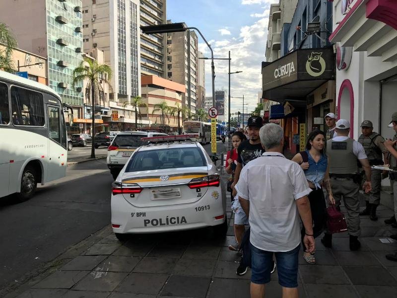 Brigada Militar prestou aux&iacute;lio ap&oacute;s choque entre &ocirc;nibus no Centro de Porto Alegre